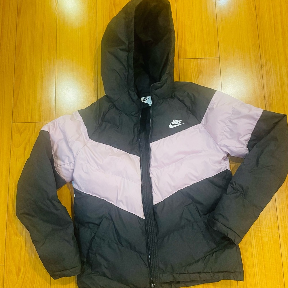 Nike Kids Hooded Puffer Jacket in Black and Light Pink